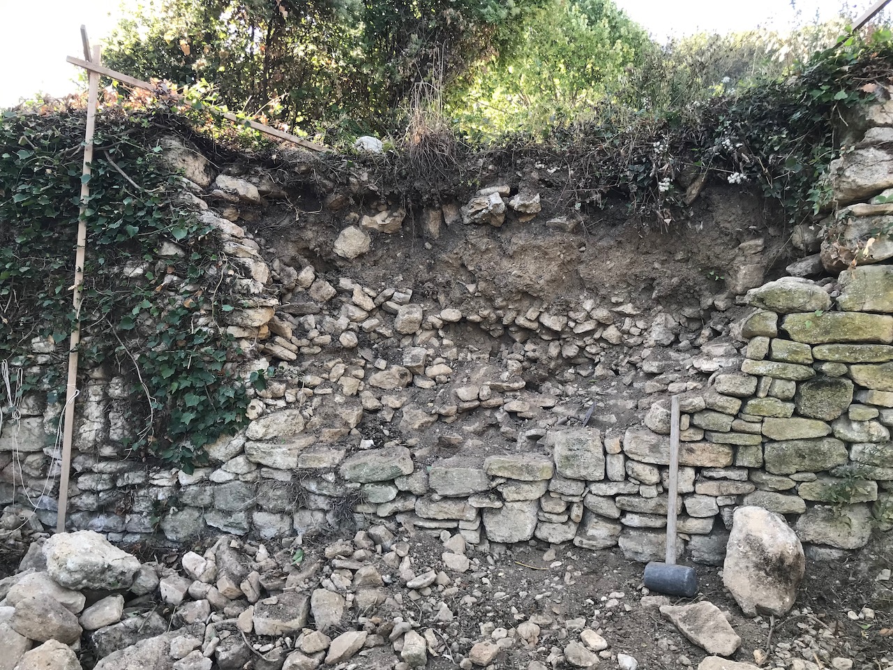 Brèche dans un mur de soutènement en pierre sèche